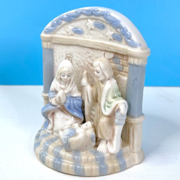 Vintage Beautifully Detailed Porcelain Blue White Nativity One Piece Figurine - Picture 3 of 6